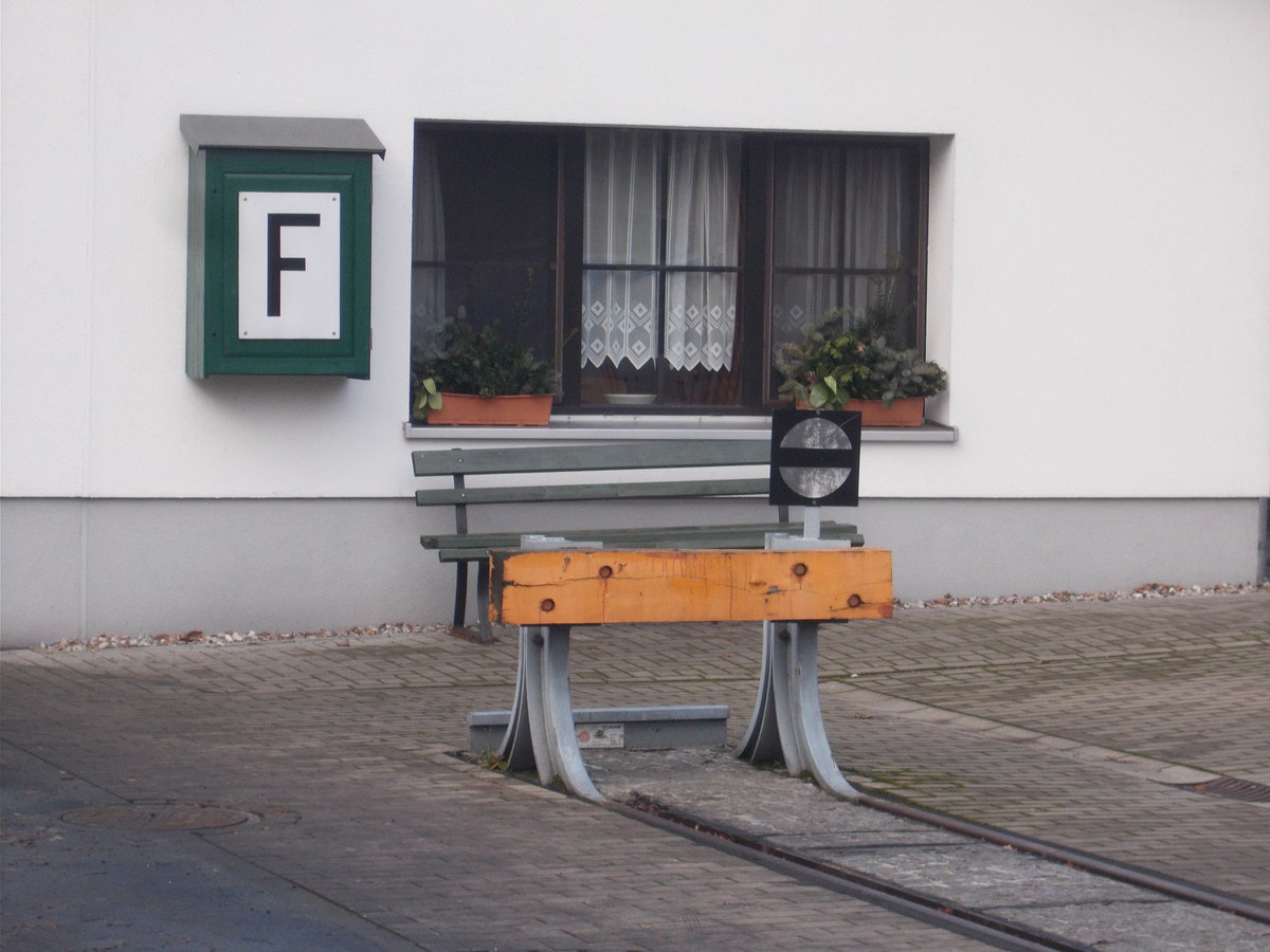 Schmalspurprellbock vor dem Lokschuppen in Göhren am 21.Januar 2018.