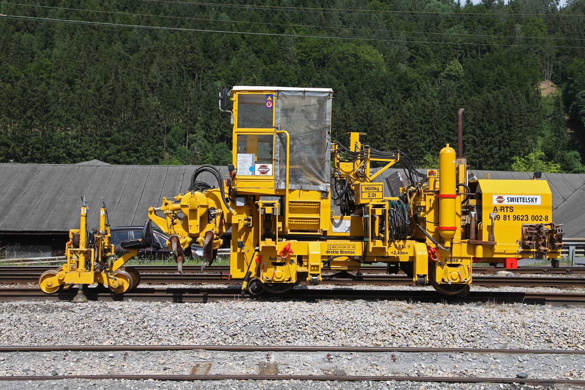 Schmalspurstopfmaschine (760mm) 99 81 9623002-8 ist am 13.06.2015 in Mixnitz Lokalbahnhof abgestellt.