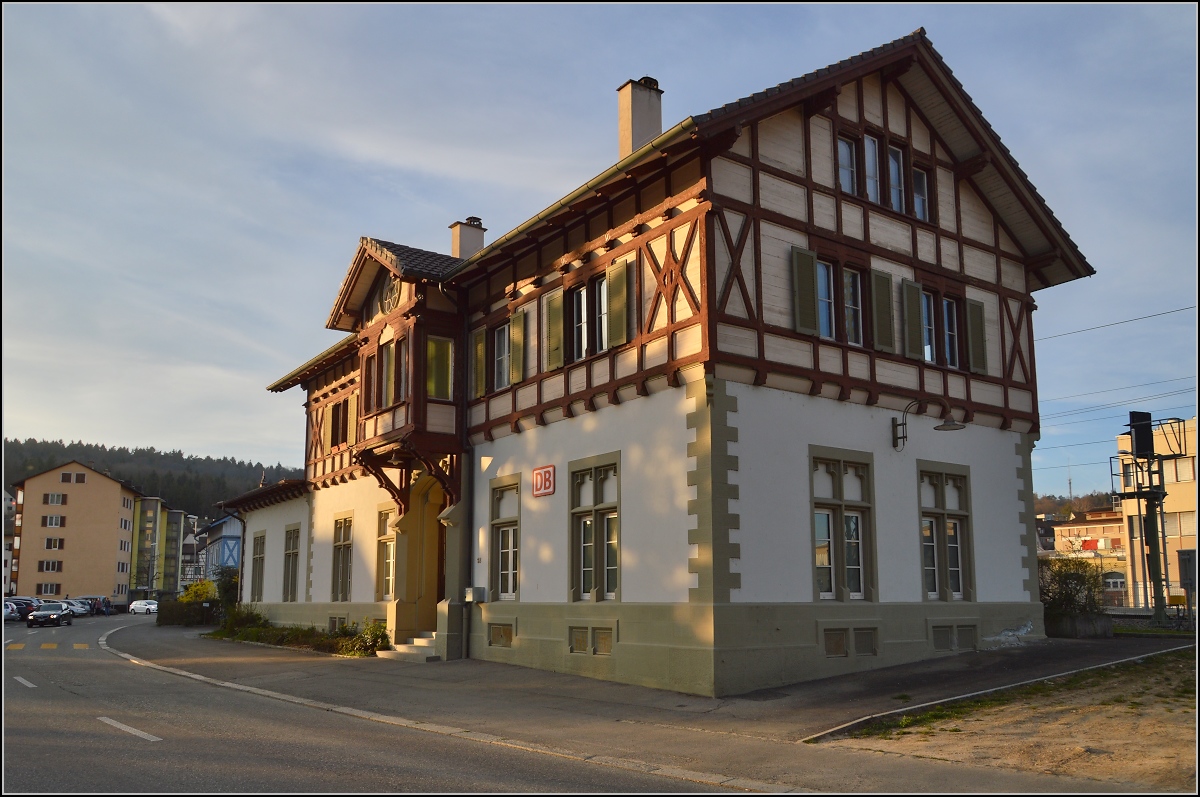 Schmuck sieht auch das Empfangsgebäude von Neuhausen badischer Bahnhof aus. März 2014.