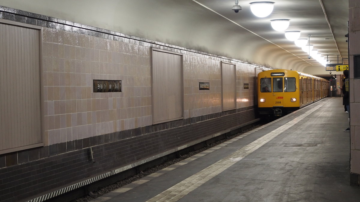 Schmucklos, aber meine  Base .

So, weil keine Werbung oder Farbakzente, kann man den U-Bahnhof  Heinrich-Heine-Straße  bezeichnen, der auch durch Junkies stark in Mitleidenschaft gezogen wird. Durchquert wird er von der Linie U8, hier Zug 2508 der Gattung F74.

Berlin, der 08.02.2019

