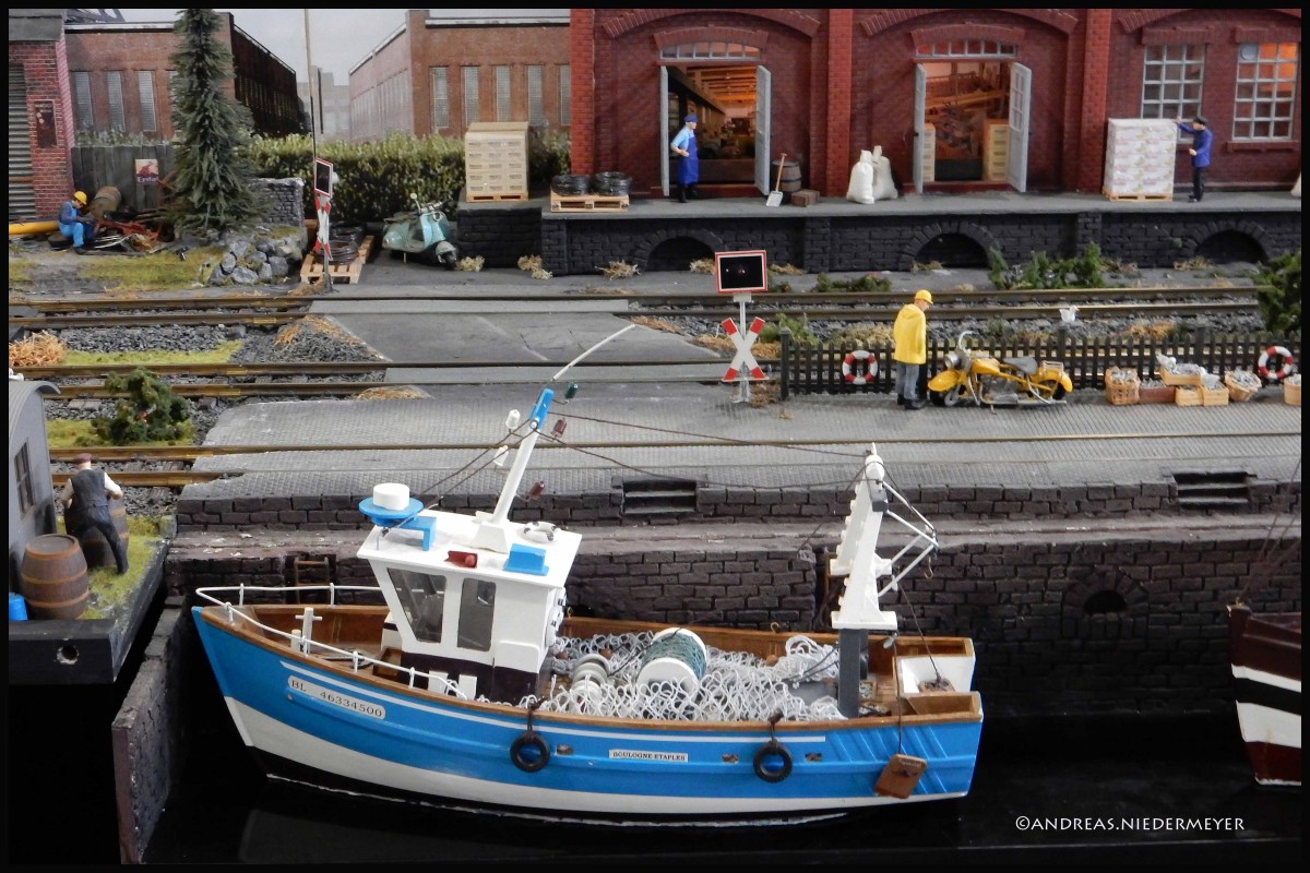 Schnappschüsse von der Modellbau-Messe in Kassel: Detailreiche Hafen-Szene (15.01.2016).