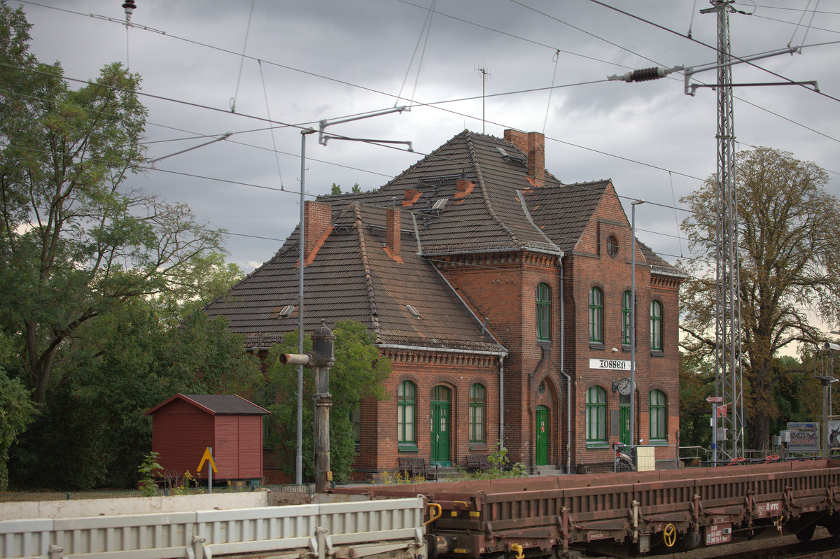 Schnappschuß auf das EG Zossen , aufgenommen aus dem IC Uthlande aus einem ehemaligem IR Bistrowagen (ARkimmbs 288) in welchen sich noch einige Fenster öffenen lassen.10.08.2018 08:00 Uhr , Vorbeifahrt Zossen.