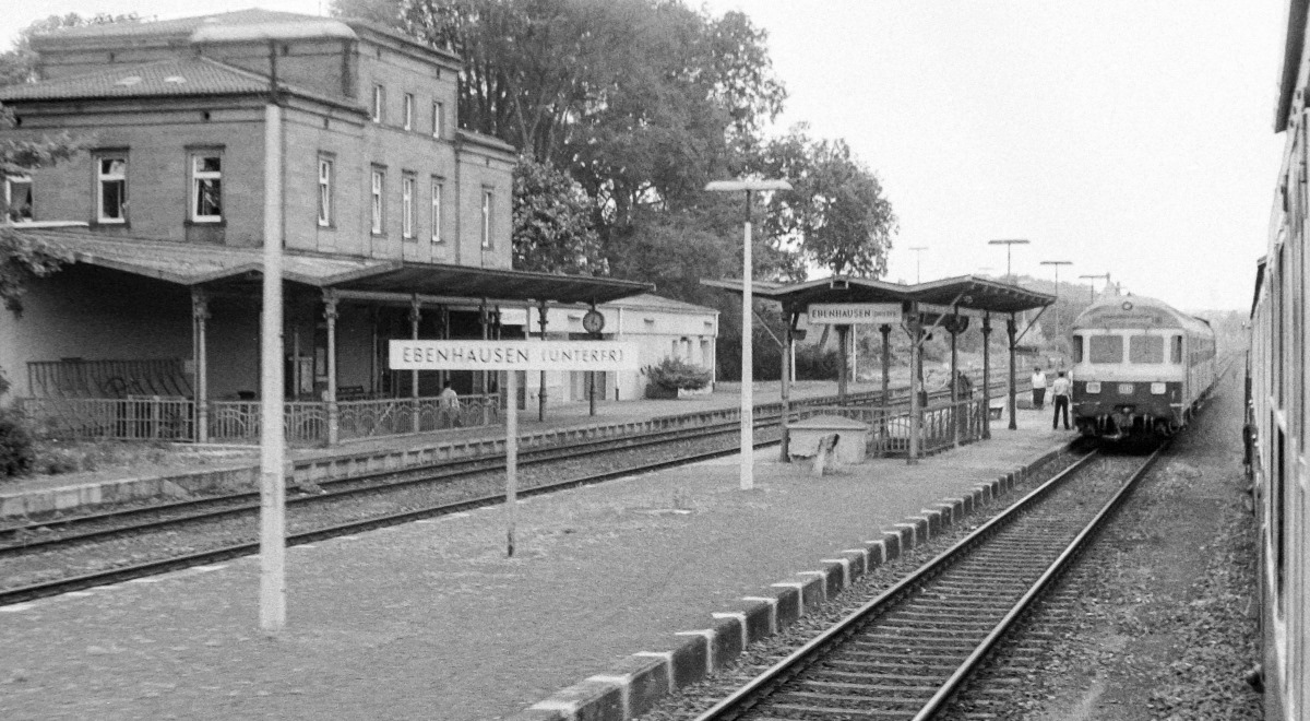 Schnappschuss aus dem Nahverkehrszug nach Mellrichstadt im Mai 1988: In Ebenhausen wartete auf Gleis 3 der Gegenzug nach Schweinfurt.
