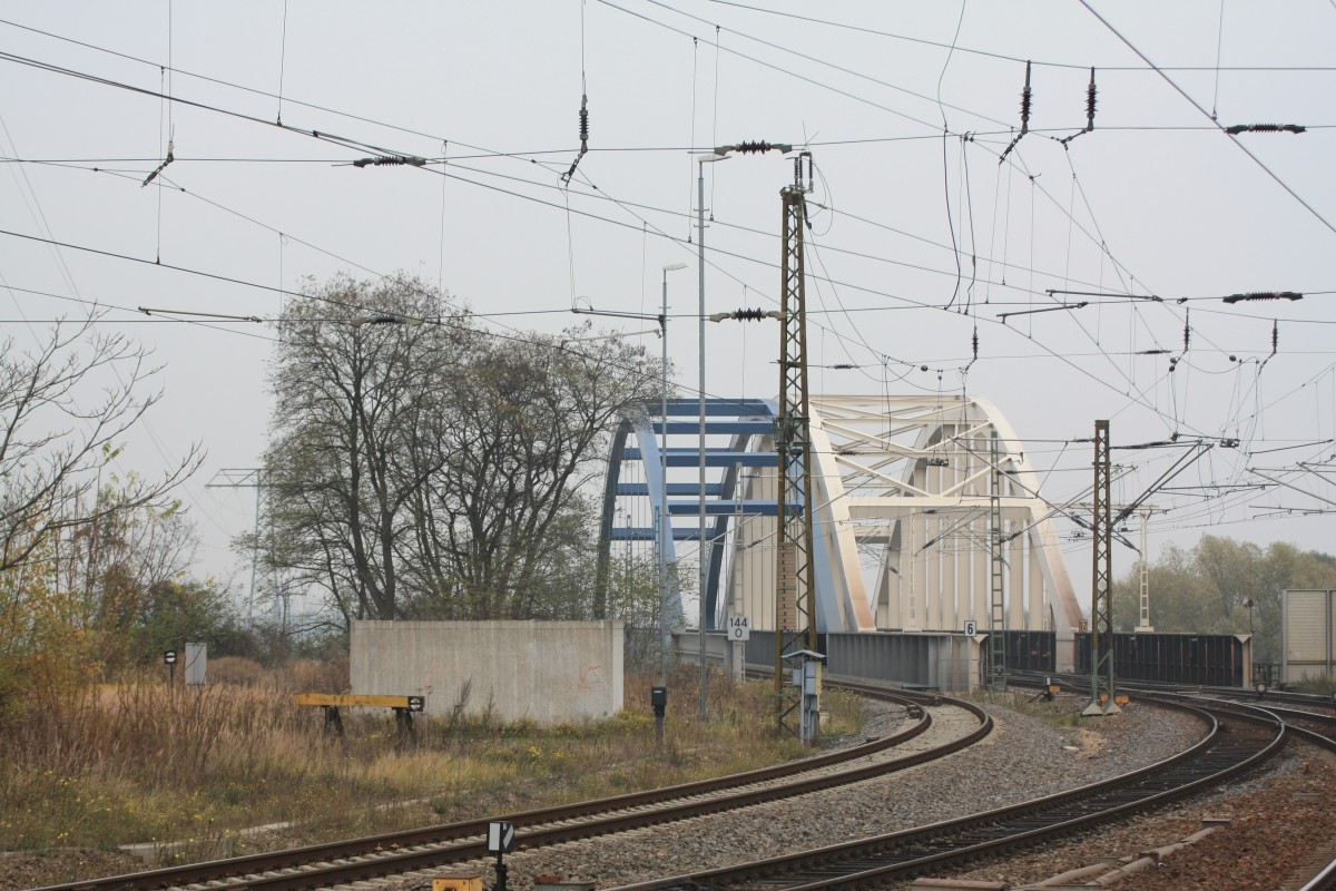 Schnappschu� vom Bahnsteig in Riesa auf die Eisenbahnbr�cke �ber die Elbe, 15.11.2013, 14:31 Uhr 