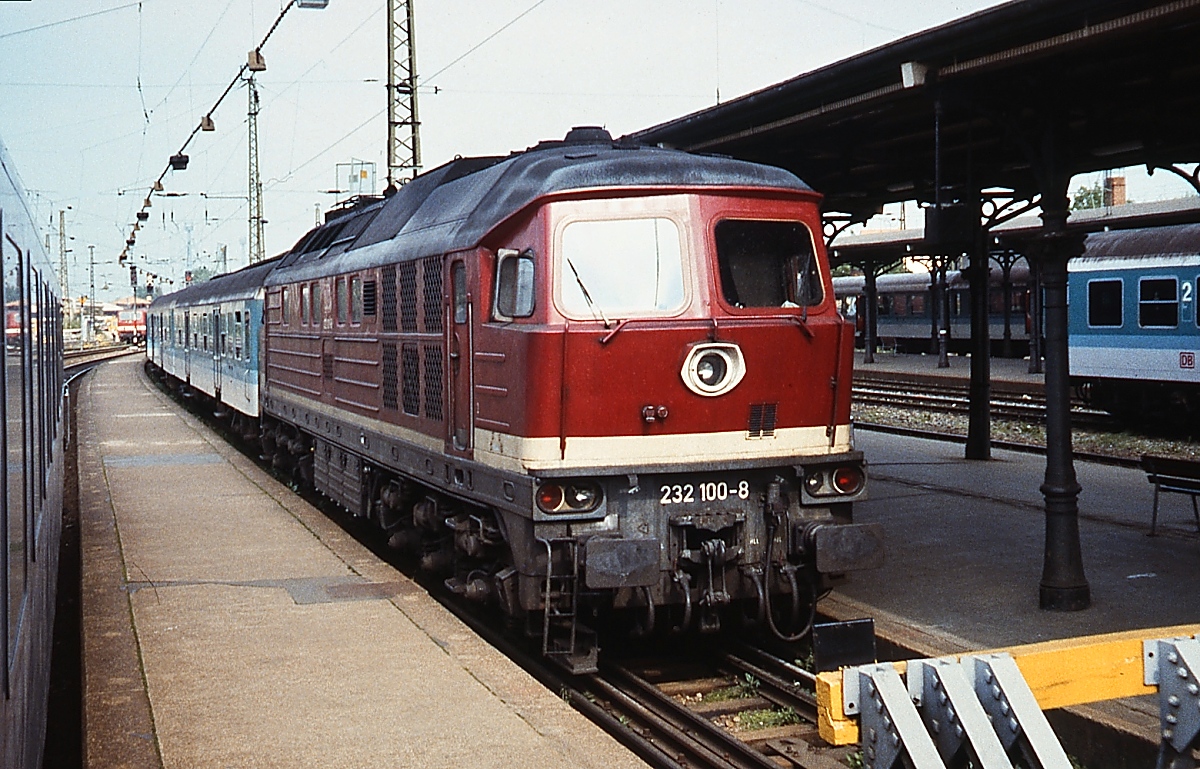 Schnappschuß Ende April 1997 aus einem Interregio im noch nicht umgebauten Erfurter Hauptbahnhof: 232 100-8 vor einem RE. Lugansk (0316/1974) lieferte die Lok als 132 100-9 an die DR, die sie am 26.09.1974 beim Bw Eisenach in Dienst stellte, die z-Stellung erfolgte am 29.05.2008.