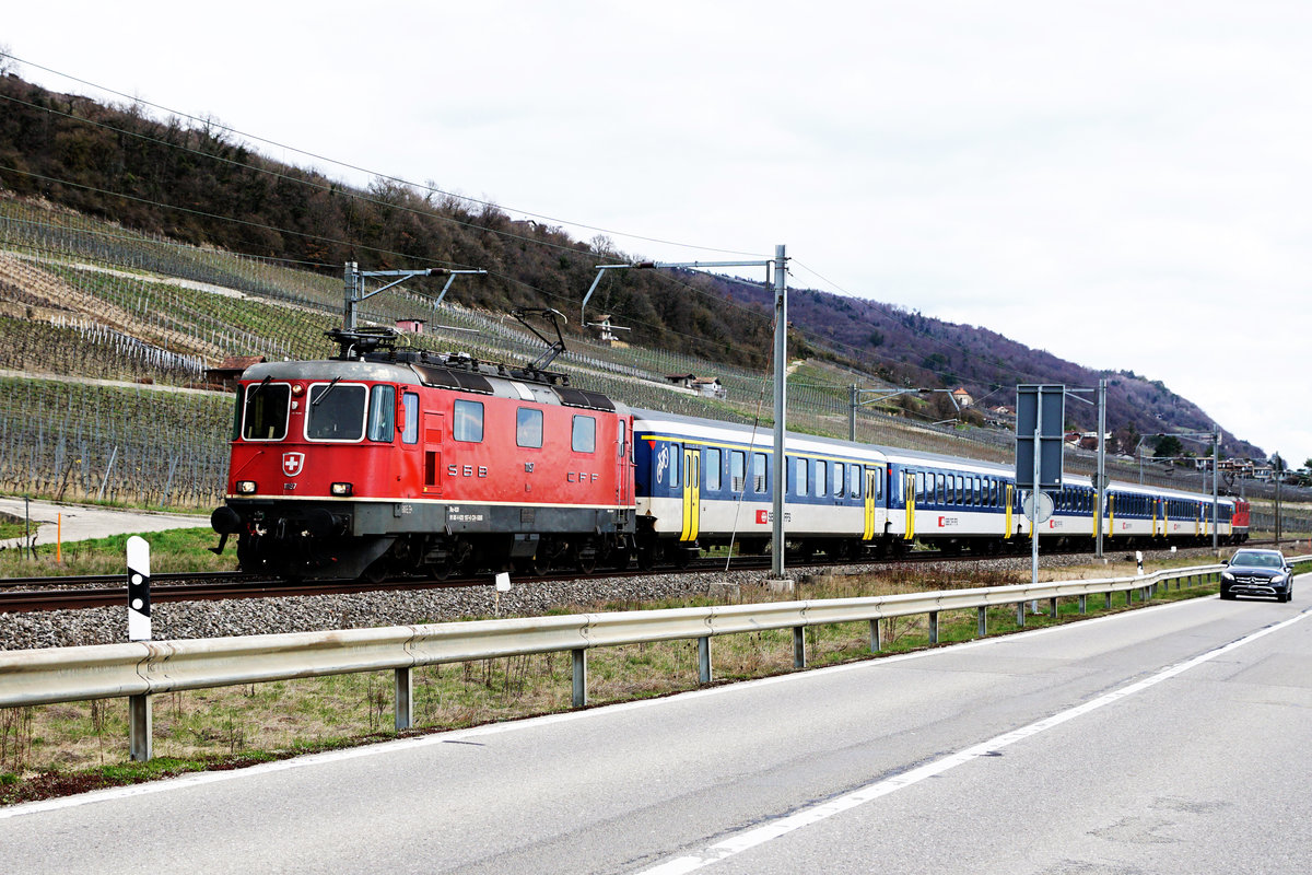 SCHNAPPSCHUSS IN LETZTER SEKUNDE.
Entstanden am 19. März 2019 bei Cressier.
Erkennbar ist der selten im Einsatz stehende Dispopendel von Lausanne mit Re 420 an beiden Enden.
Foto: Walter Ruetsch