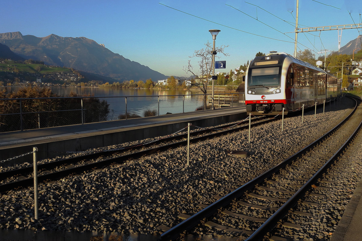 Schnappschuss in letzter Sekunde von der Zentralbahn mit dem Handy.
ZB: ABeh 161 012 anlässlich der Bahnhofseinfahrt Sachseln am 3. November 2017 vor der herrlichen Kulisse des Sarnersee.
Foto: Walter Ruetsch 