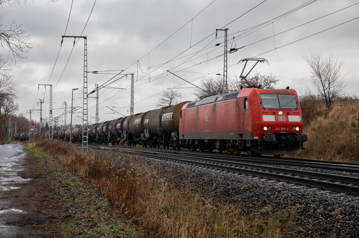 Schnapszahl: DB Cargo 185 185 mit einem Kesselzug am 08.01.2023 am Abzweig Riekdahl.