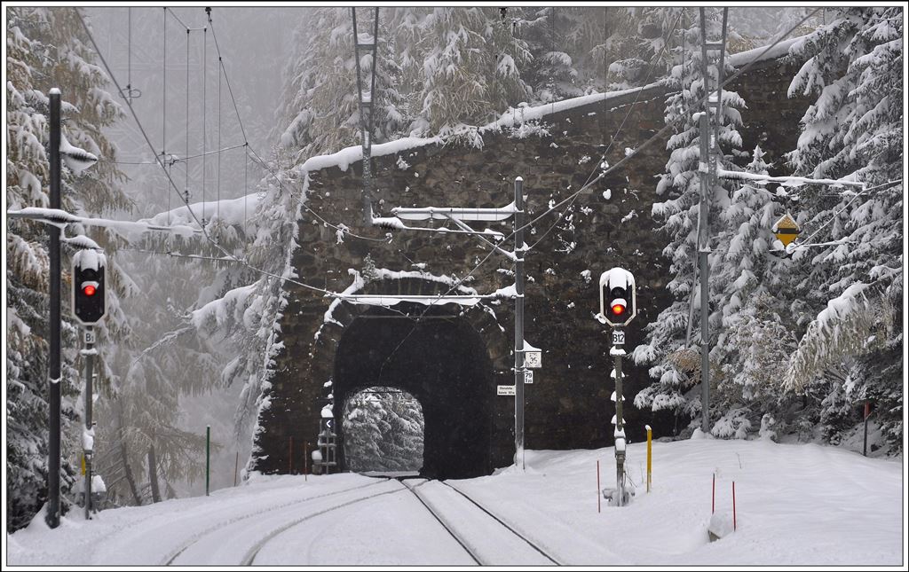 Schnee am Albula. Kreuzungsstation Muot 1575m. (23.10.2014)
