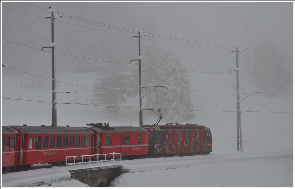 Schnee am Albula. RE1121 mit Ge 4/4 III 642  Breil/Brigels  im Nebel oberhalb Bergün. (23.10.2014)