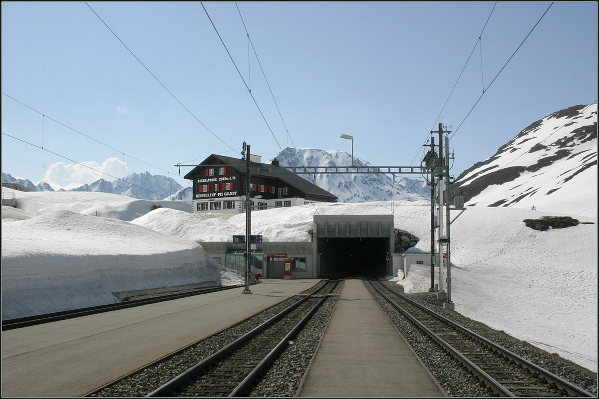 Schnee am Oberalppass -

Station Oberalppass der Matterhorn - Gotthardbahn mit dem dortigen Tunnelportal.

11.05.2008 (M)