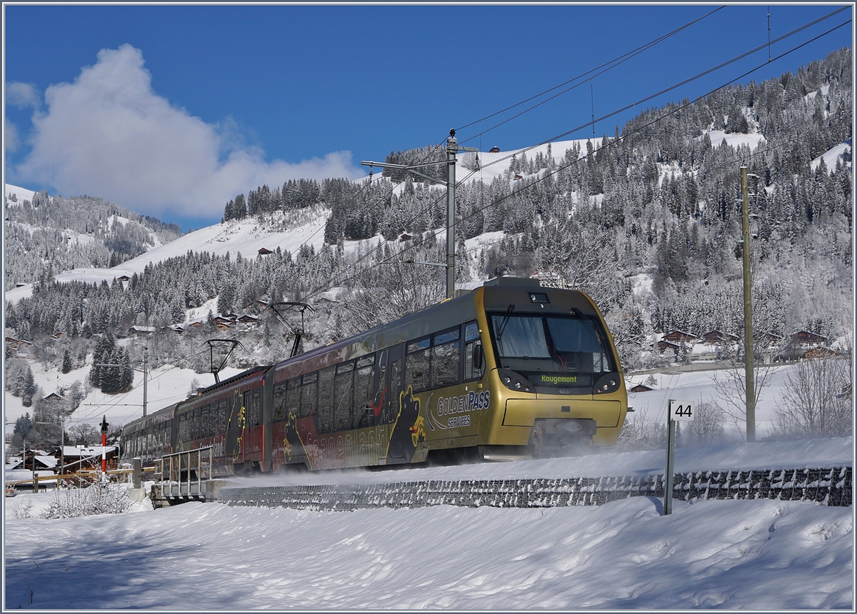 Schnee aufwirbelnd fährt ein  Lenker Pendel  zwischen Gstaad und Saanen seinem Ziel Rougemont entgegen. 
2. Feb. 2018