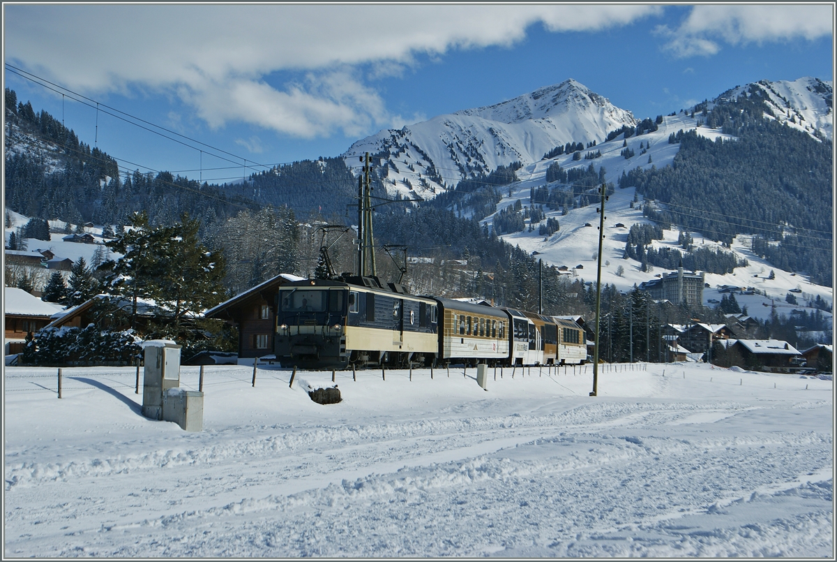 Schnee von Gestern: ein MOB GDe 4/4 mit dem Regionalzug 2221 kurz nach Gstaad am 3. Feb. 2014.