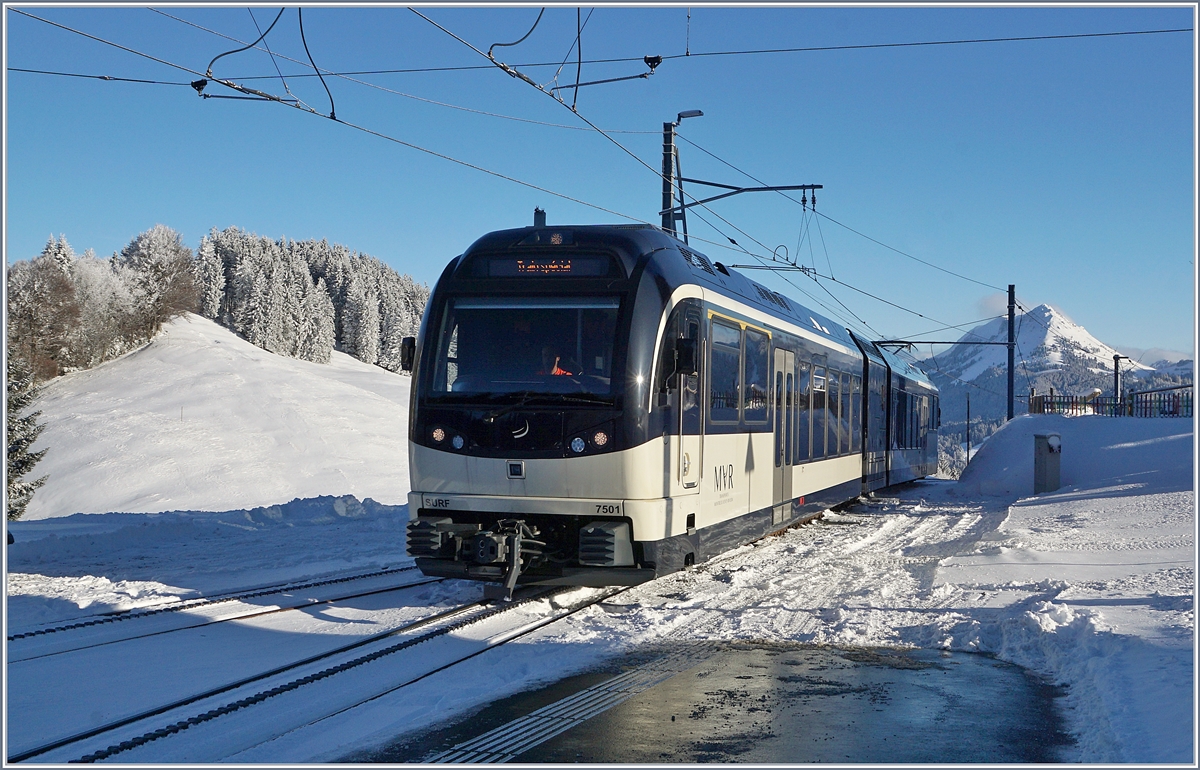 Schnee von Gestern, so als Einstimmung auf die nun kommende Jahreszeit: 

Der CEV MVR ABEhe 2/6 7501 erreicht als Extrazug die Gipfelstation Les Pléiades.

10. Jan. 2019
