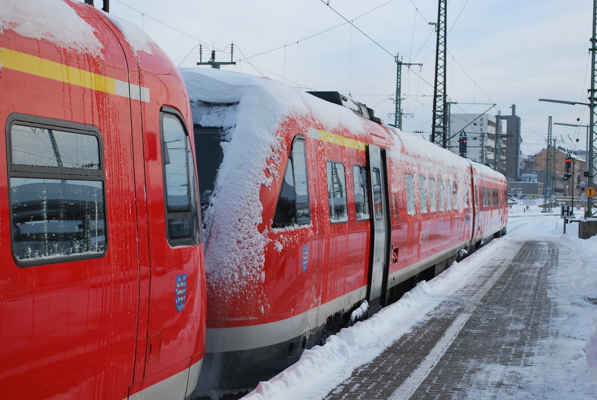 Schneebedeckte Dieseltriebwagen der Reihe 612 für den Regionalverkehr (nach Erfurt/ Bad Kissingen) am 28. Dezember 2014 in Würzburg Hbf abfahrtbereit.