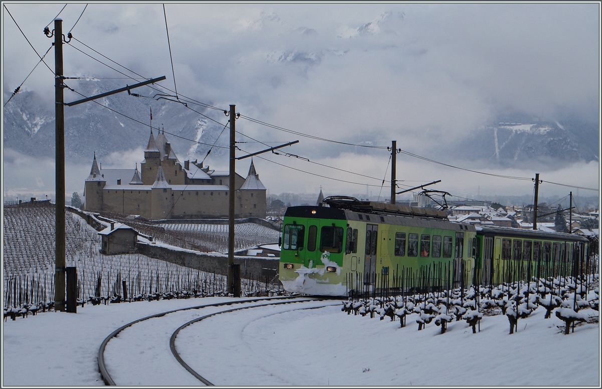 Schneebilder der ASD sind nicht selten, doch nicht all zu oft stammen sie aus Aigle: Der ASD Regionalzug 428 in den Weinbergen oberhalb von Aigle. 
2. Februar 2015