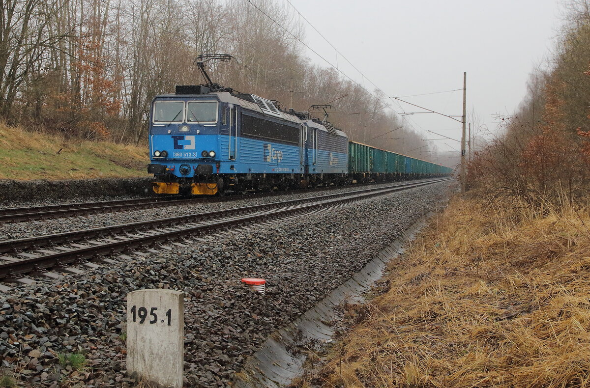 Schneefall am 1.4.2022 bei Einfahrt in Chodov des Ganzzuges mit der 363 503 und 363 513 aus Richtung Karlovy Vary. Die grünen Eamnoss werden höchstwahrscheinlich für die Umliegenden Schrotthändler bzw. zur Sandbeladung am Bahnhof Chodov genutzt. 