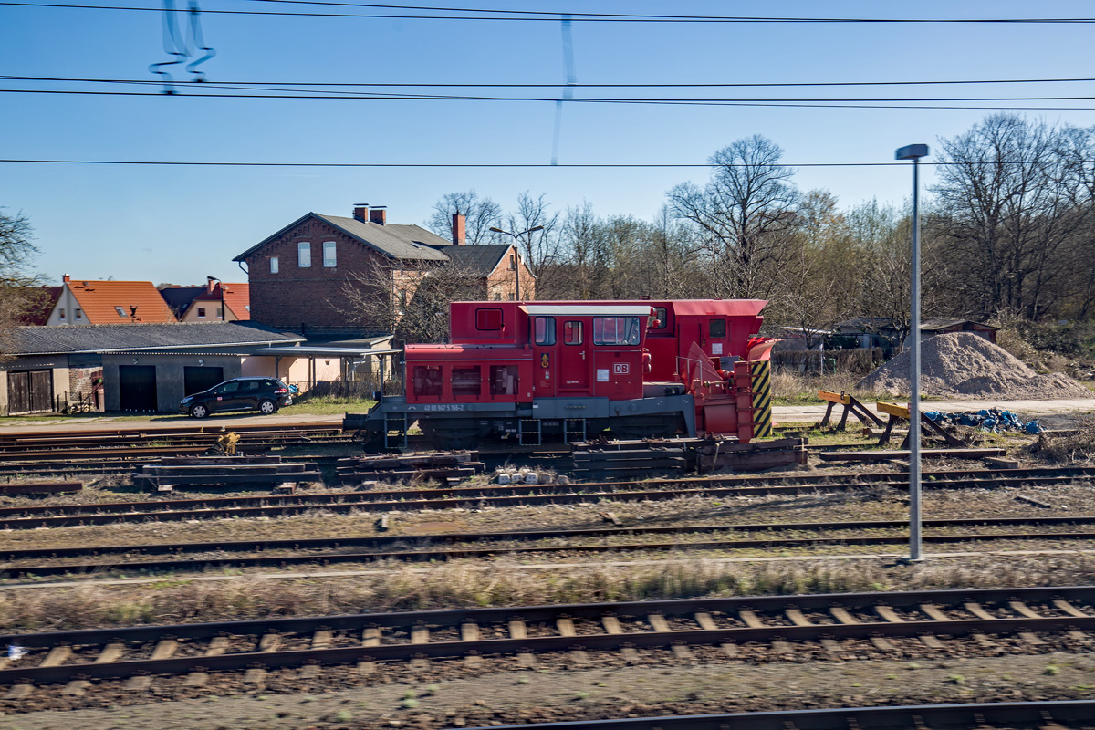 Schneefräse und Schneepflug gehen anscheinend in die Sommerpause, denn die Loks wurden bereits abgezogen. - 07.04.2017 - Aus dem fahrenden Zug aufgenommen.
