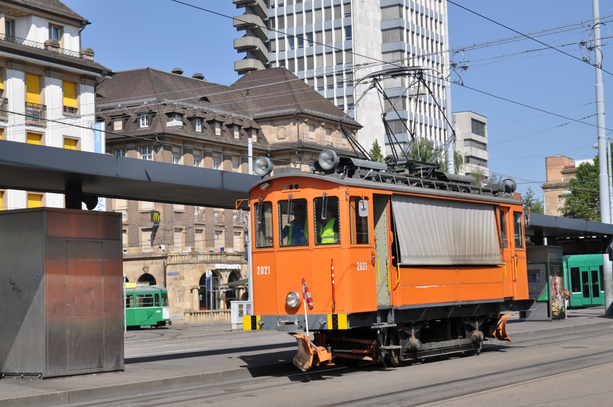Schneepflug 2021 im Sommer Einsatz. Die Fahrer werden werden im Sommer geschult, damit sie im Winter einsatzbereit sind. Die Aufnahme entstand am 15.07.2015 am Badischen Bahnhof.