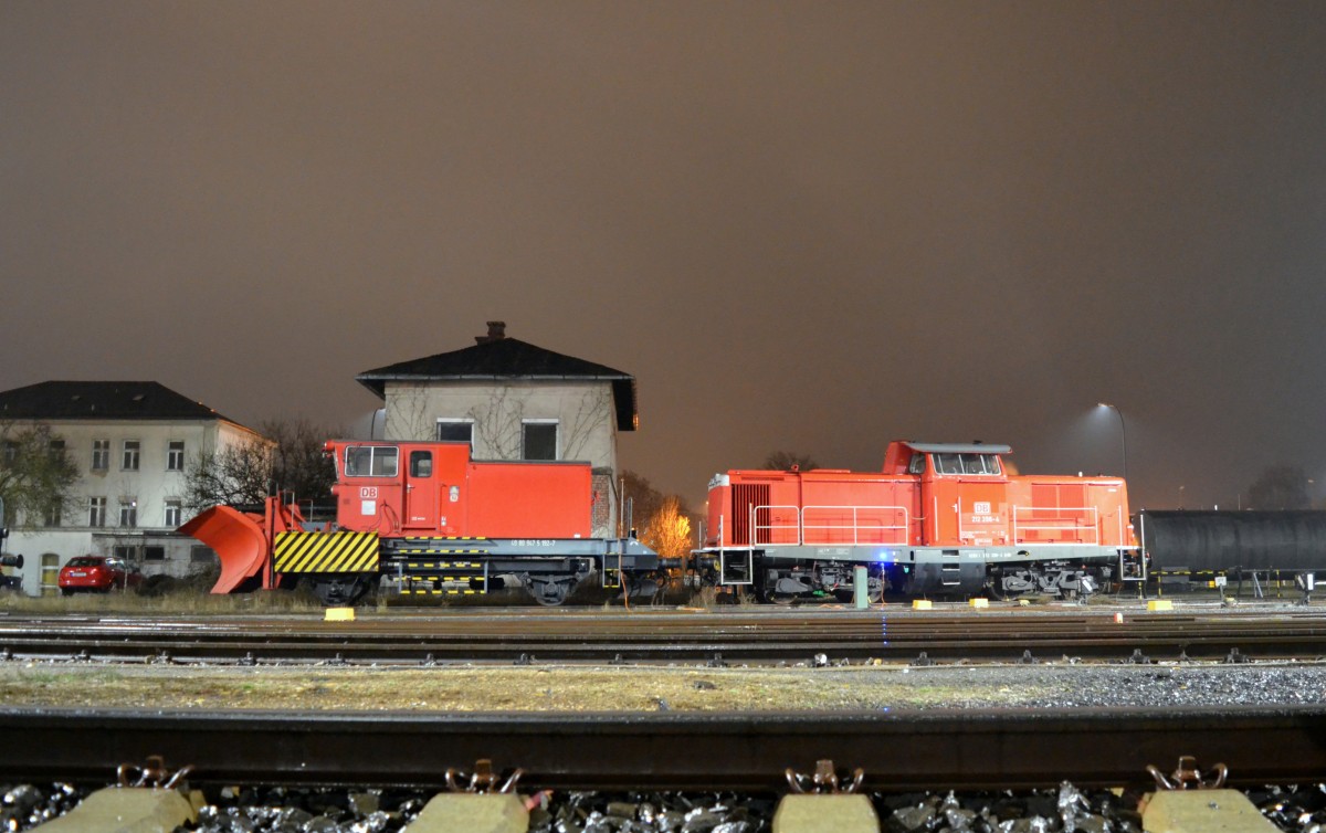 Schneepflug 851 Beilhack 40 80 947 5 192-7 und DB 212 298-4 in Hof Hbf 05.03.2016 (Foto von Bahnsteig!)