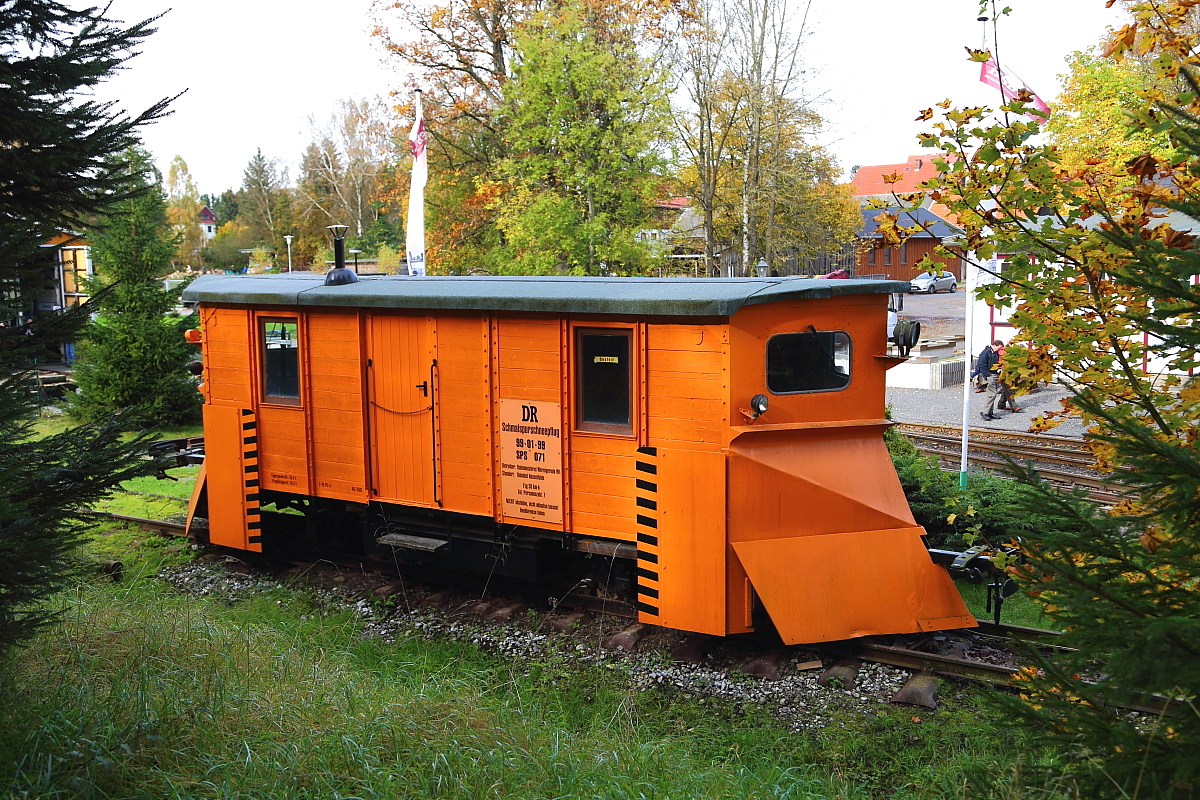 Schneepflug 99-01-99 abgestellt im Bahnhof Hasselfelde. Das Fahrzeug wurde 1979 nach Vorbild eines polnischen Klima-Schneepfluges in der Wernigeröder Werkstatt aus einem Güterwagen gebaut. Heute gehört er zum Bestand der IG HSB und wird von deren Arbeitsgruppe Hasselfelde gepflegt. Er ist jedoch nicht einsatzfähig. (Bild 2) Aufnahme vom 18.10.2014.