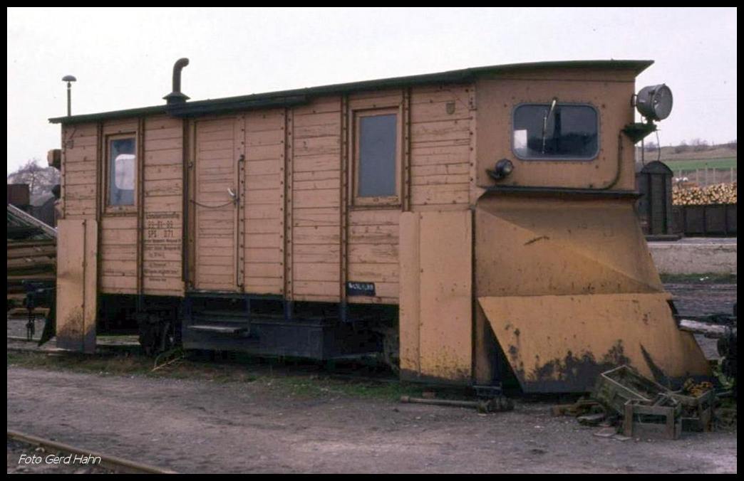 Schneepflug 99-01-99 SPS 07 der Harzer Schmalspurbahn am 6.3.1990 im Bahnhof Gernrode.