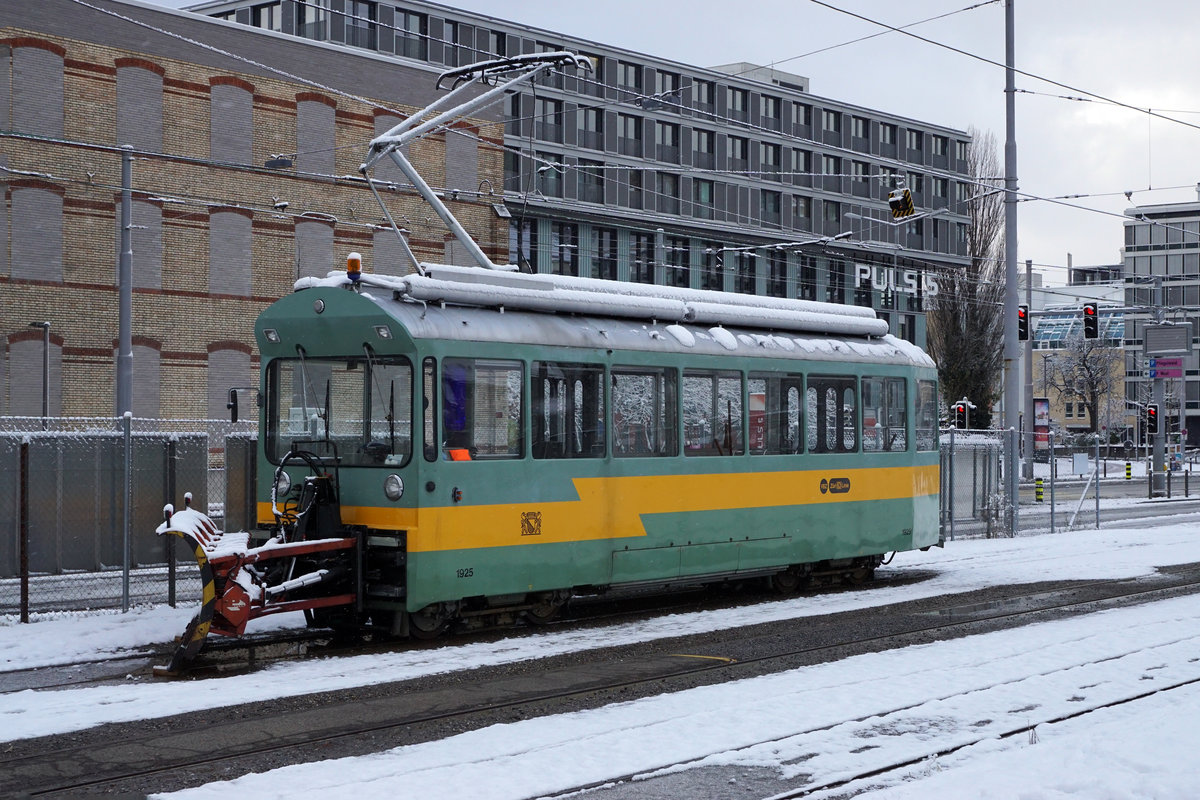 Schneepflug am Triebwagen
VBZ: Schneepflugtriebwagen 1925 der Verkehrsbetriebe Zürich beim Depot Escher-Wyss-Platz auf den nächsten Einsatz wartend am 9. Dezember 2017.
Foto: Walter Ruetsch