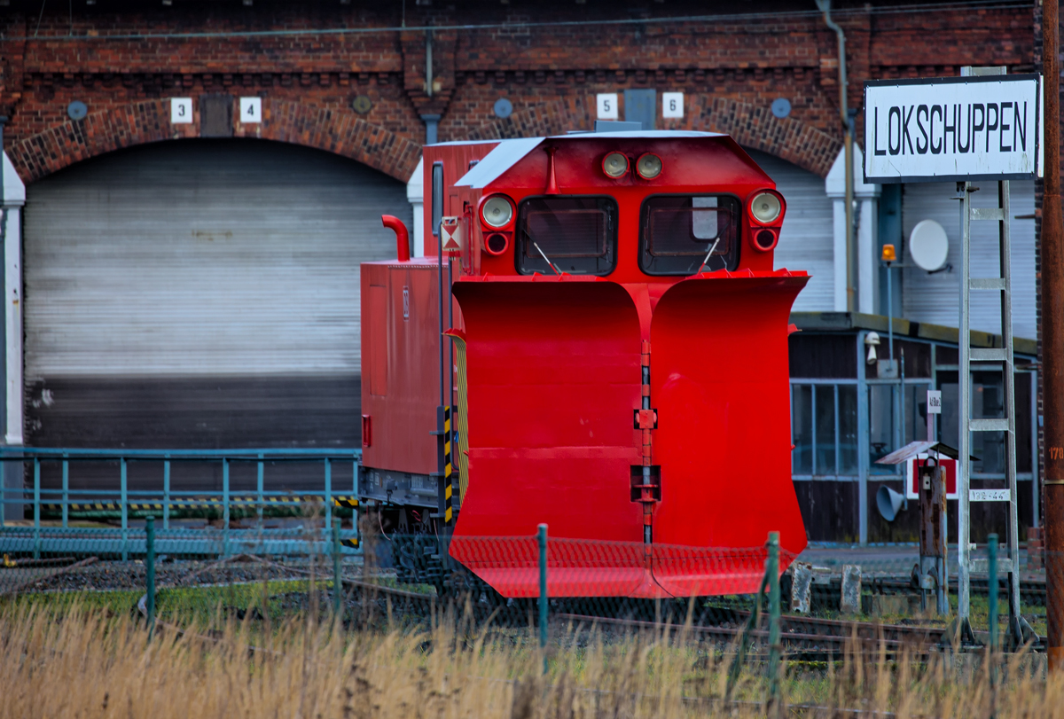 Schneepflug Meiningen SPM 412 wurde auf dem Gelände des Pomerania e.V. abgestellt. Der Zaun trennt das Gelände zwischen Verein und Bf Pasewalk. - 15.12.2016 - Aufgenommen vom Bahnsteig 4 in Pasewalk.
