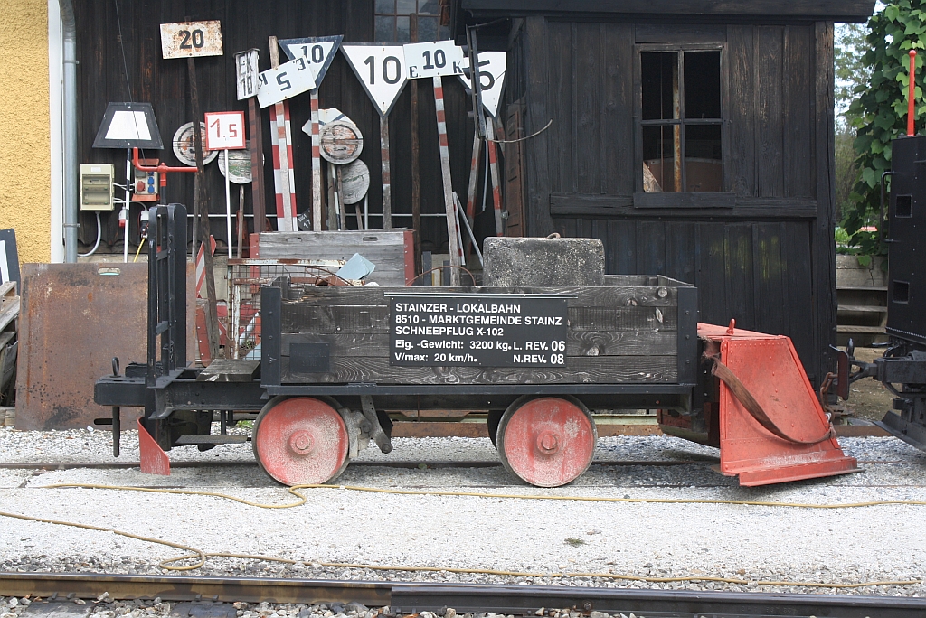 Schneepflug X-102, offensichtlich ein Eigenbau, am 21.September 2013 im Bf. Stainz.

