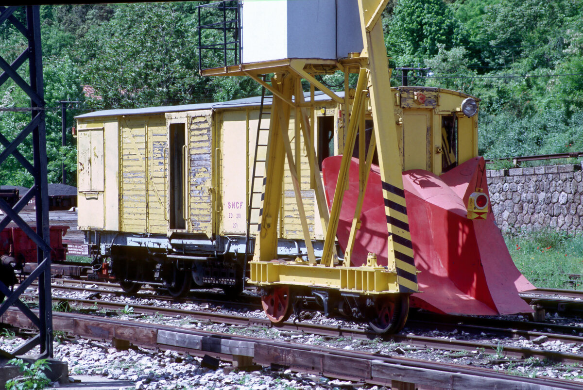 Schneepflug ZD 201 der 1.000-mm- Ligne-de-Cerdagne  der SNCF im Depot Villefranche-de-Conflent. Dieses Fahrzeug des  Train jaune  wurde 1909 für die ehemalige Bahngesellschaft  Midi  beschafft und war zusammen mit dem ZD 202 im Winterdienst auf der Stromschienenstrecke zwischen Villefranche-de-Conflent und Latour-de-Carol eingesetzt.
