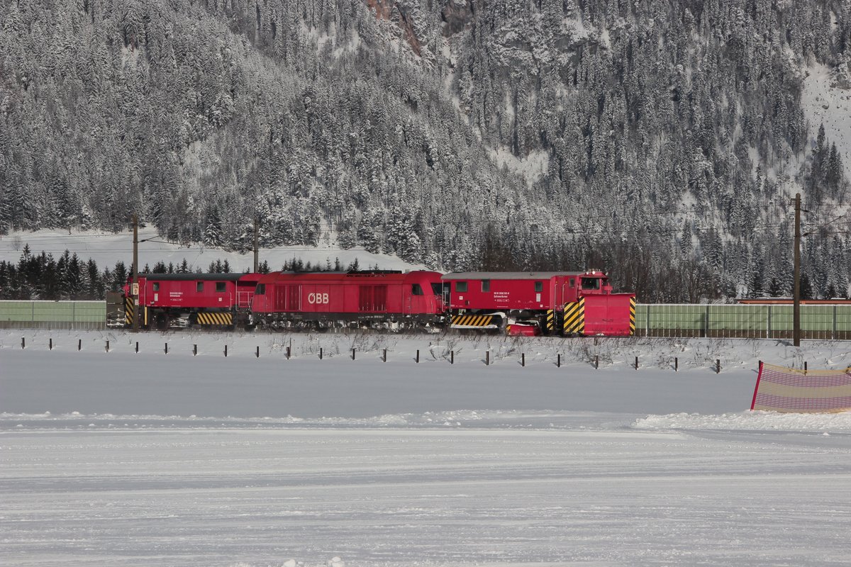 Schneeräumer vor dem Bahnhof Saalfelden am Steinernen Meer - 06.01.2017