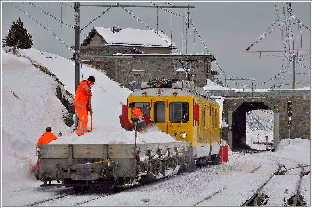 Schneeräumung am Berninapass. Xe 4/4 23201 und Spurpflug Xk9143 und Flachwagen in Ospizio Bernina. In dem Durchlass ist noch der R1621 nach Poschiavo zu sehen.(14.01.2016)