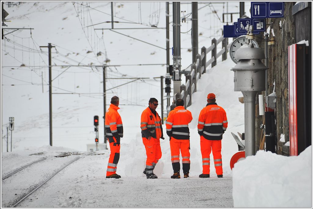 Schneeräumung in Ospizio Bernina. Neben allerlei Maschinen ist nach wie vor Handarbeit gefragt. Nach getaner Arbeit dürfen die Hände aufgewärmt werden. (14.01.2016)