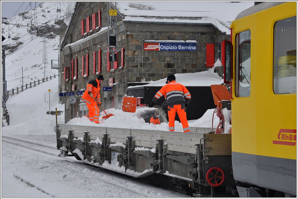 Schneeräumung in Ospizio Bernina. Neben allerlei Maschinen ist nach wie vor Handarbeit gefragt. (14.01.2016)