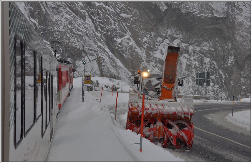 Schneeräumung in der Schöllenenschlucht.R630 unterwegs nach Göschenen. (13.01.2016)