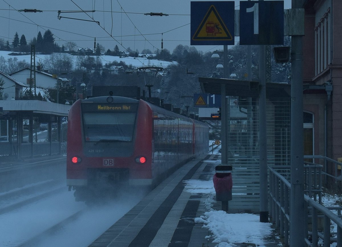 Schneeschleier im Nachschuß. Den wirbelt der 425 123-7 auf als er durch Neckarsteinach gen Heilbronn donnert am Sonntag den 15.1.2017