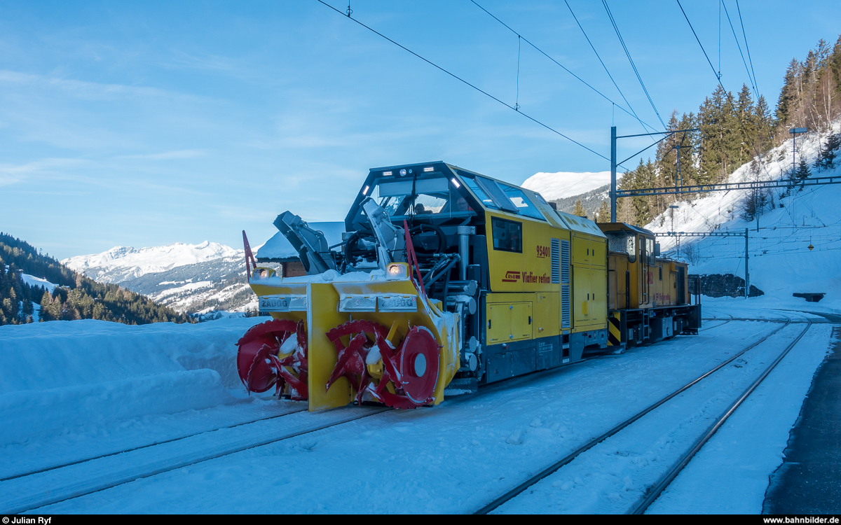 Schneeschleuder Xrot mt 95401 zusammen mit Gmf 4/4 242 am 24. Januar 2018 im Bahnhof Langwies.