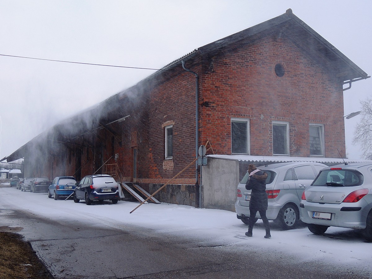 Schneesturm fegt über das alte und stillgelegte Gütermagazin in Ried i.I.; 140205