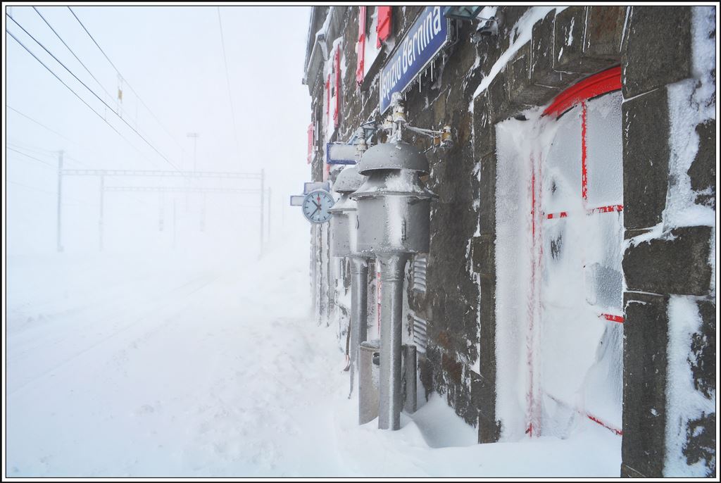 Schneesturm im höchsten Bahnhof der Rhätischen Bahn in Ospizio Bernina 2253m ü/M. (05.02.2014)
