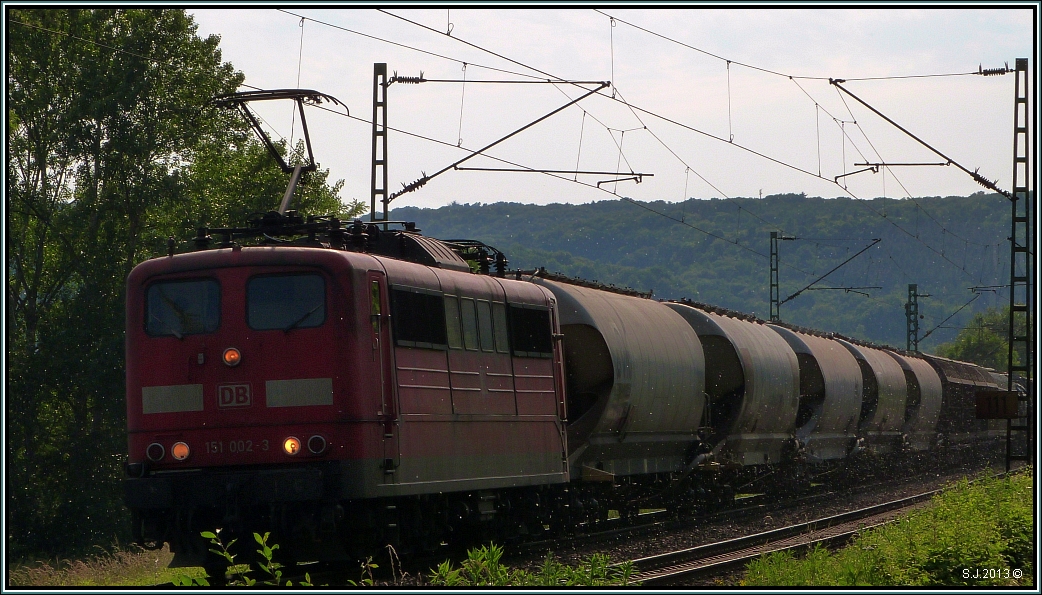 Schneetreiben im Sommer bei 35 Grad? Nein das ist nur der Pollenflug an der KBS 465 bei Erpel am Rhein.Die 151 002-3 wirbelt mit ihrer Güterfracht mächtig viel Pollen beim vorbeifahren auf. Bildlich festgehalten im Juli 2013.