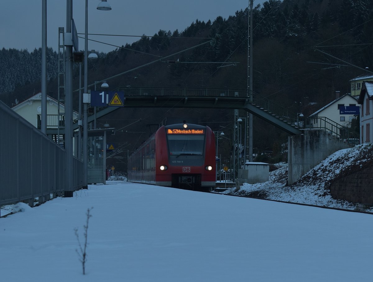 Schneewolken verdunkeln den Himmel als der 425 740 als S2 nach Mosbach Baden in Neckarhausen am Bahnsteig steht. Sonntag den 15.1.2017