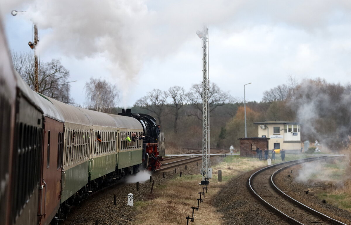 Schnell beschleunig die Dampflok der Baureihe 41 den Sonderzug  bei der Ausfahrt aus Zary.
16.03.2024  17:27 Uhr.