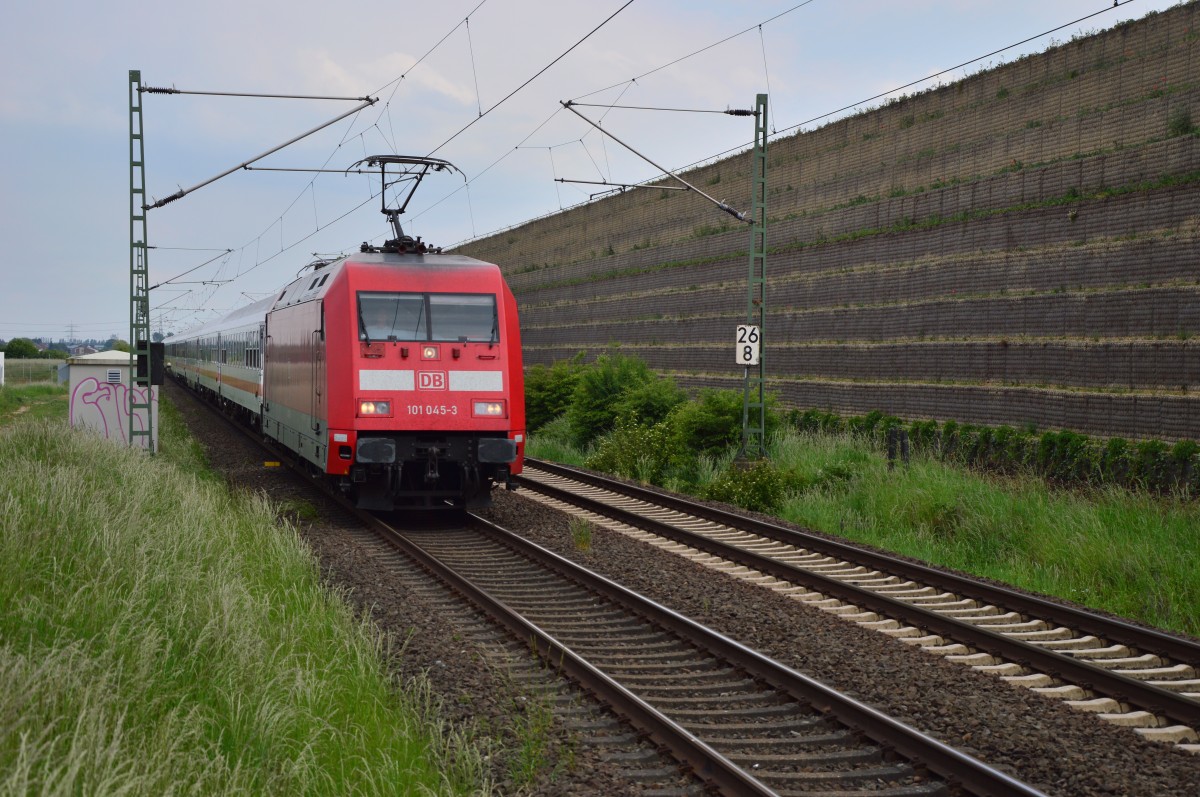 Schnell donnert die 101 045-3 durch Allerheiligen mit ihrem IC-Zug gen Neuss. 25.5.2015