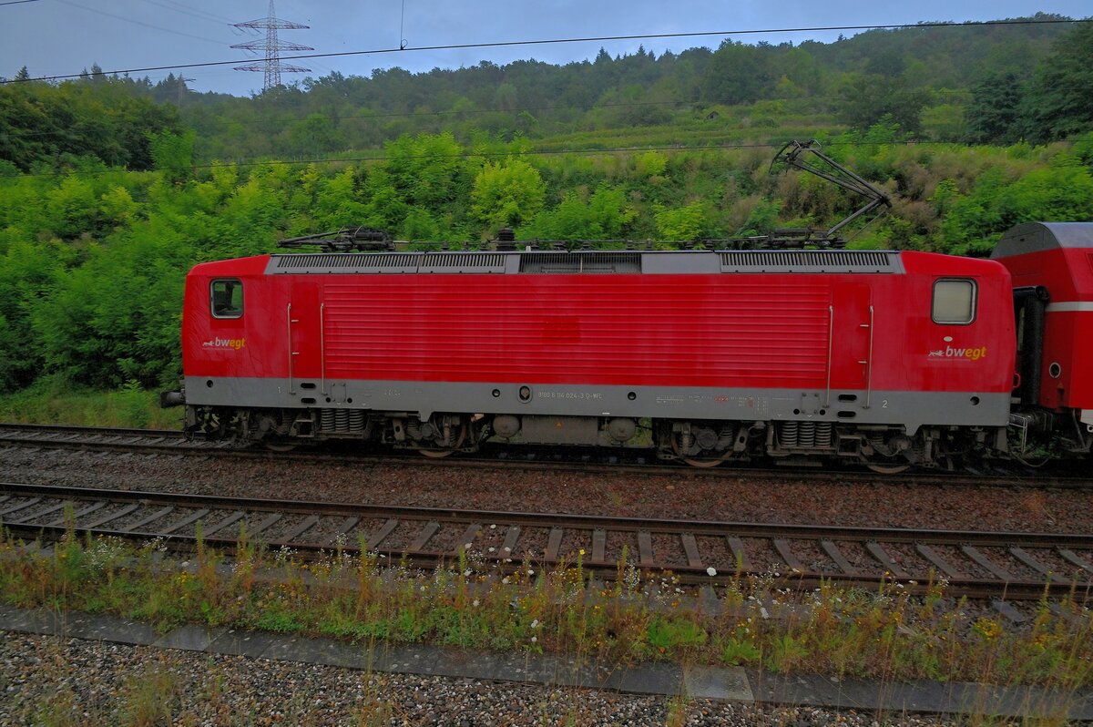 Schnell noch mal die Breitseite der 114 024-3 aufgenommen als sie bei der Einfahrt in Neckarzimmern vor ihrem RE12 nach Neckarelz zusehen ist. Montagabend den 23.8.2021