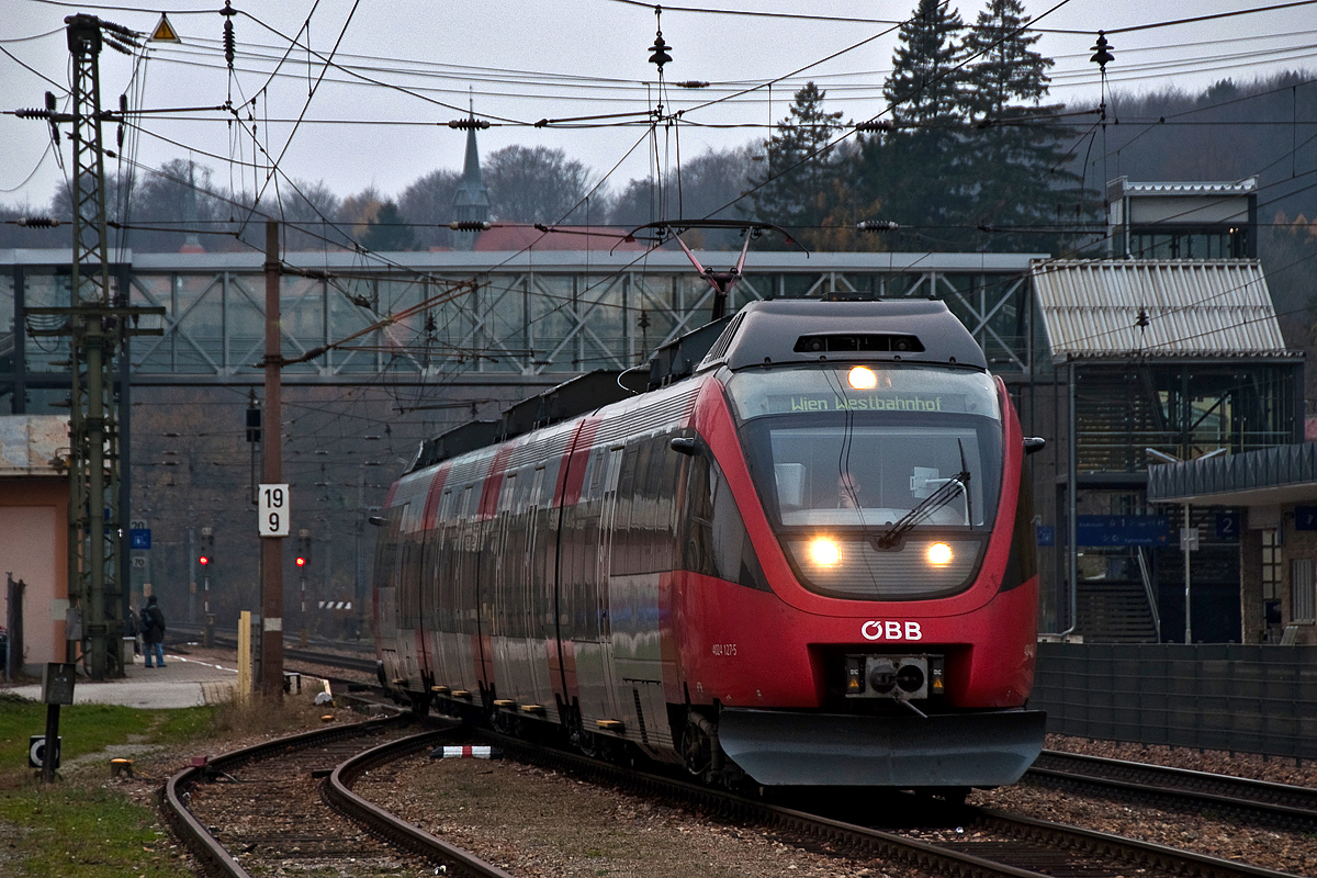 Schnellbahnzug 20141 verlt den Bahnhof in Tullnerbach-Pressbaum nach Wien Westbahnhof. Das Foto entstand am 16.11.2013.