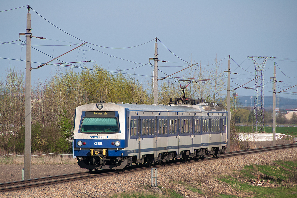 Schnellbahnzug 21140 ist von Stockerau nach Tullnerfeld unterwegs. Die Aufnahme entstand am 31.03.2017 kurz vor Hausleiten.