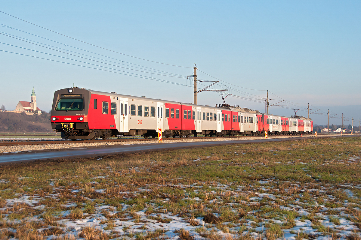 Schnellbahnzug 21554 der Linie S 4, unterwegs von Wr. Neustadt nach Absdorf-Hippersdorf. Die Aufnahme entstand am 18.12.2018 bei Hausleiten.