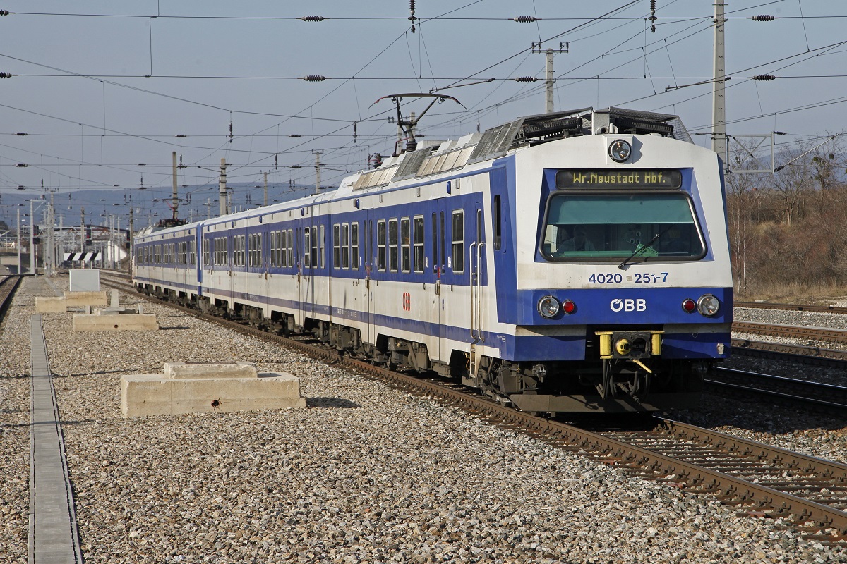 Schnellbahnzug mit dem 4020 251 an der Zugspitze fährt am 25.02.2014 in den Bahnhof Leobersdorf ein.