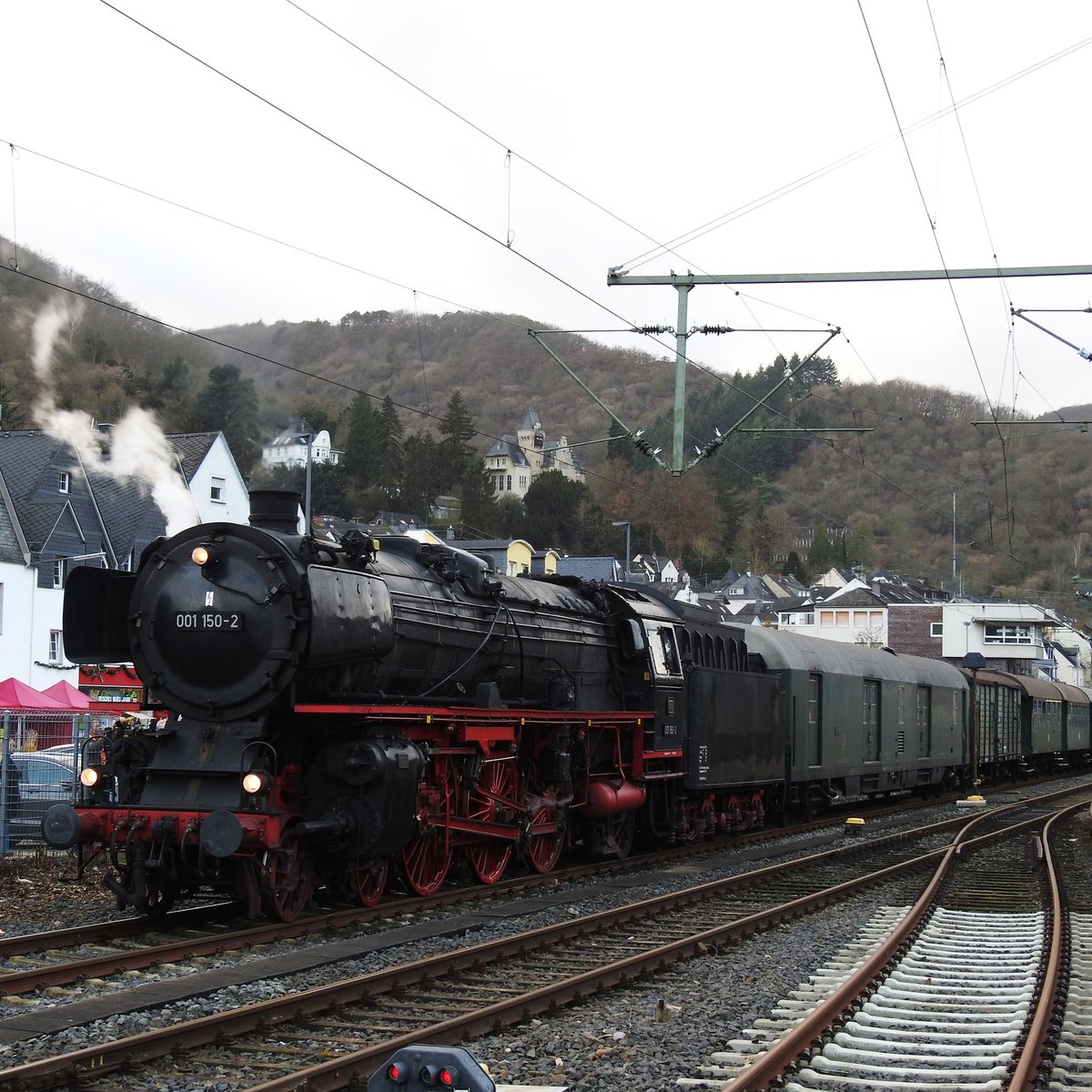 SCHNELLZUG-DAMPFLOK 001 150-2 am 30.12.17 IN BOPPARD/RHEIN
Am vorletzten Tag des Jahres führte die Sonderfahrt der EISENBAHN-NOSTALGIEFAHRTEN BEBRA durch LAHNTAL und RHEINTAL über LIMBURG,KOBLENZ nach BOPPARD-
Lok 001 150-2 wartet hier am Nachmittag im Bahnhof BOPPARD auf die Rückfahrt....