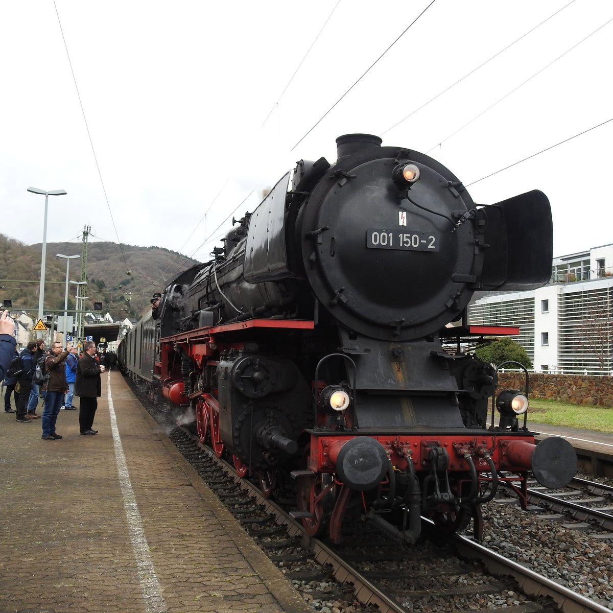 SCHNELLZUG-DAMPFLOK 001 150-2 AM 30.12.17 IM BAHNHOF BOPPARD/RHEIN
Nach Ankunft des Nostalgie-Sonderzuges aus KOBLENZ steht die Schnellzug-Lady hier
im Bahnhof BOPPARD/RHEIN......